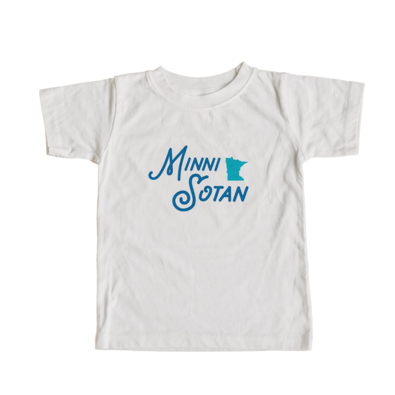 Cotton Tee – Minni-sotan  by Sweetpea + Co